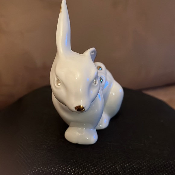 Vintage CAPODIMONTE BUNNY with 24 k hand painted accents - Picture 2 of 9